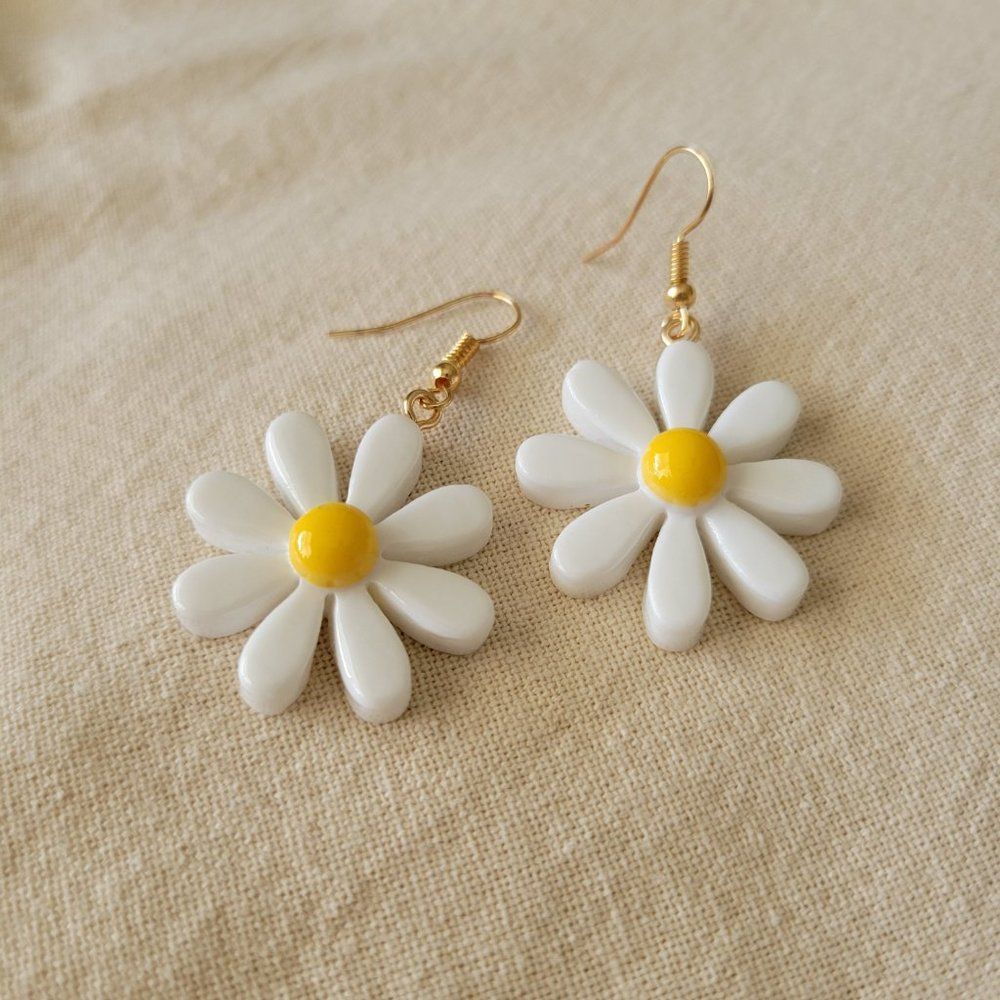 7/$35 White Flower Earrings Daisy Statement Earrings - Picture 5 of 10